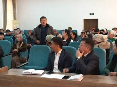 Үш ай жалақы алмаған мұғалімдер наразылыққа шықты