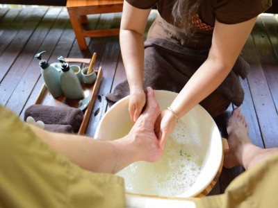 "Бай болғыңыз келсе, күйеуіңіздің аяғын жуыңыз": Психолог-коуч елді таңғалдырды (ВИДЕО)