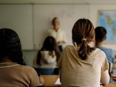 "Жағдайды ушықтырып барады": Физика, химия, биологияны біріктіріп оқыту керек пе?