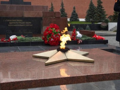 Мәңгілік алауға тауық етін қуырып жеген ер адам ұсталды