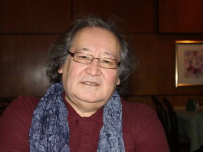 "Көбелек қуып кеттім, кім байға тиеді?" – Болат Атабаевтың сирек кездесетін видеосы жарияланды (ВИДЕО)