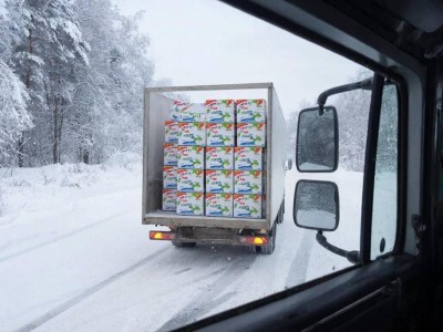 Маңғыстауда йогурт тиеген фура аударылып қалды, жүргізуші тауарды тегін таратты