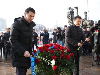 Алматы әкімі «Тәуелсіздік» монументіне гүл шоқтарын қойды