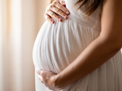 Мәжілісте жүкті әйелдерге қолданылған азаптаулар қатаң сынға алынды