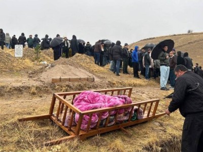 "Әкесінің қасына жерленді": Ресейде көз жұмған 10 жасар баланың денесі Тәжікстанға жеткізілді
