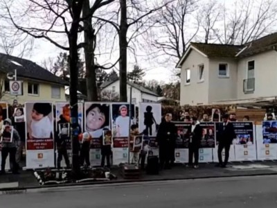 «Балаларымызды өлтіруді тоқтатыңдар» — Германиядағы тәжіктер Ресей консулдығының алдына наразылыққа шықты