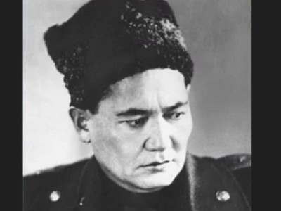 Тоқаев Бауыржан Момышұлына «Халық қаһарманы» атағын берді