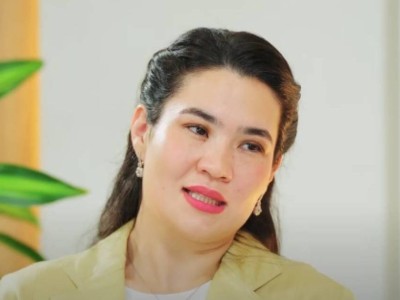 Танымал мектеп директоры күйеуін тұңғыш рет көрсетіп, елді таңғалдырды (ФОТО)