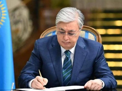 Ел асыға күткен шешім: Президент Тоқаев халық ең көп талқылаған заңға қол қойды