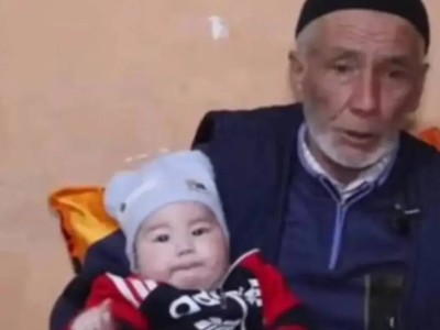 Осы сәтті 45 жыл күтті: 70 жастағы ақсақал 7 қыздан кейін ұлды болды (ФОТО)