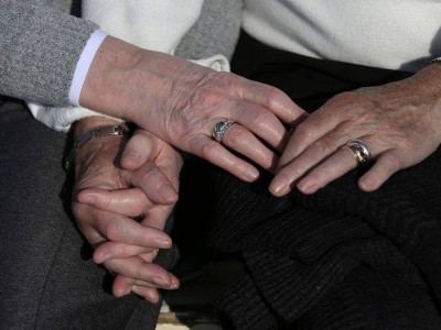 "Нұрғали атамыздан асып түсті": Алматыда 85 жастағы қария шаңырақ көтерді (ВИДЕО)