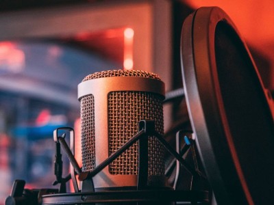 Танымал әншіге үй күтушілерін зорлады деген айып тағылды