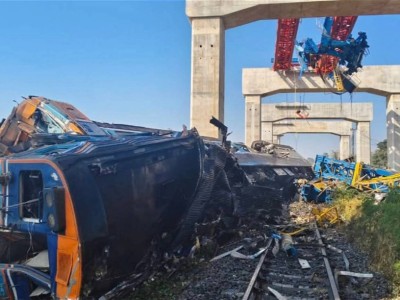 Таиландта кран пойызға құлап, 20-дан астам адам қаза тапты