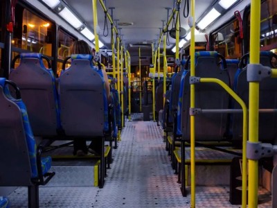 Атырауда автобус ішінде орынға таласқан қыздар төбелесіп қалды