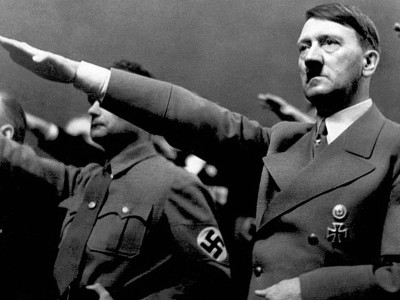 Гитлер «хайль» деу үшін қолын қалай жаттықтырған?