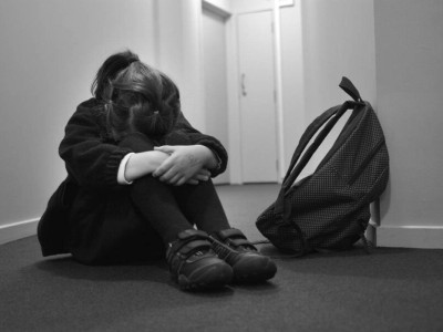 Сабаққа кешіккені үшін мұғалімі 100 рет отырғызды: 12 жастағы оқушы қыз көз жұмды (ВИДЕО)