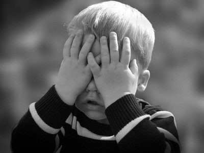 Бір жасар баланы жай ғана сүйемін деп соқыр етті: Жас ана дабыл қақты