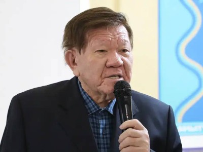 Ақын Мұхтар Шаханов "Тоқаевтың жаңа Конституциясын қолдайтынын" айтты (ВИДЕО)