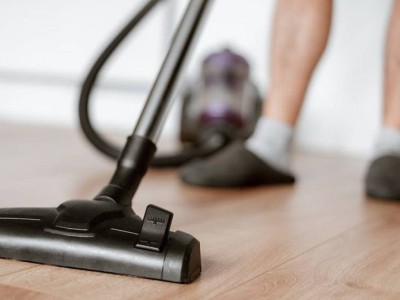 "Көршілері байқаған": Шаңсорғышпен "жыныстық қатынасқа түскен" ер адам қамауға алынды