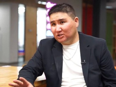 Конституциядағы орыс тілін алып тастау туралы пікір білдірген ғалым қызметінен қуылғанын айтты