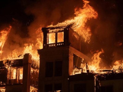 Қаскөй ішінде адамдары бар мейрамхананы өртеп, есігін құлыптап кеткен