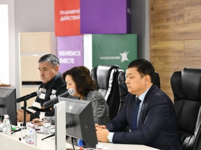 Конституциялық комиссия мүшесі жұмысшыларға жаңа Конституцияның маңызын түсіндірді