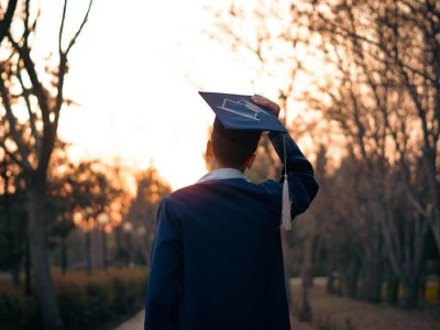 Грантты өтемеген түлек бюджетке 1,7 млн теңге қайтаруға міндеттелді