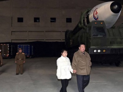 Ким Чен Ын жасөспірім қызына зымыран басқармасын бақылауды сеніп тапсырды