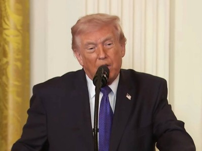 Камераға түсіп қалды: Трамптың мойнындағы ерекше белгі жұртты таңғалдырды