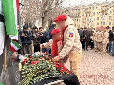 Ресейде оқушылар қаза тапқан аятолла Хаменеидің рухына тағзым етті