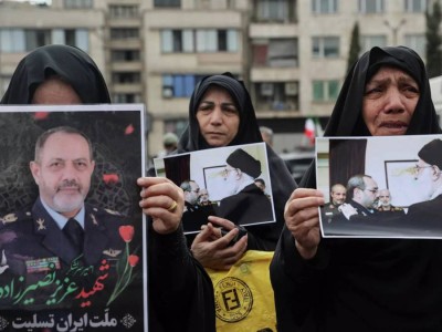 Иранда жоғары лауазымды әскери қолбасшыларды жерлеу рәсімі өтіп жатыр