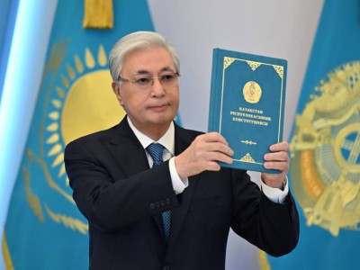 Тоқаев қол қойды: Конституция 1 шілдеден бастап ресми түрде өз күшіне енеді