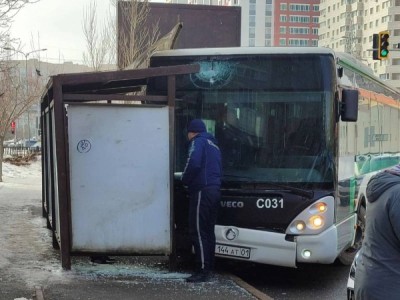 Астанада жолаушылар автобусы аялдамаға соғылды