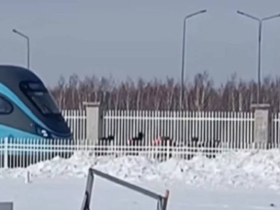 Астанада LRT вагондарын қолмен сүйреп бара жатқан жұмысшылар видеоға түсіп қалды