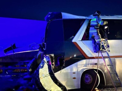 Қарағанды облысында жолаушылар автобусы апатқа ұшырады: қаза тапқандар бар