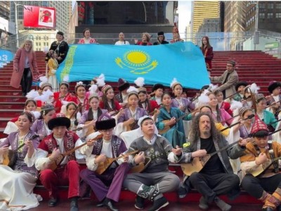 Times Square-де Наурыз тойланды: Нью-Йорк төрінде қазақтың күйі күмбірледі