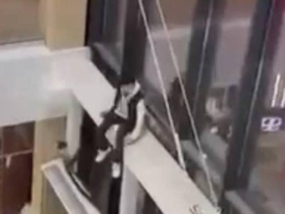 Атыраудағы ойын-сауық орталығында жасөспірім биіктен құлап жарақат алды