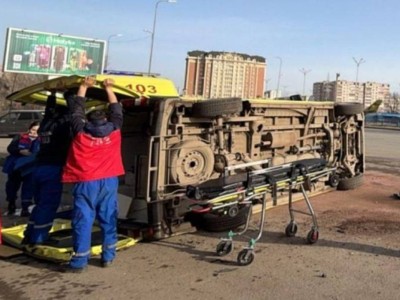 Ақтөбеде жүкті әйелді алып бара жатқан жедел жәрдем көлігі аударылып қалды