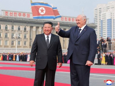 Лукашенко КХДР көшбасшысы Ким Чен Ынға ерекше сыйлық табыстады