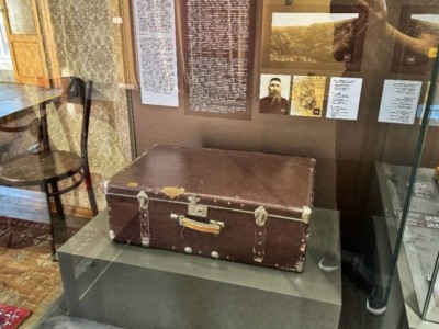 Ойшылдың сүйегі салынған чемодан