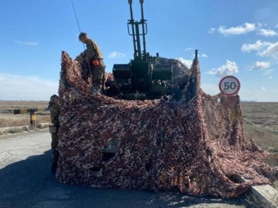 Атыраудағы ірі мұнай кен орны маңында әскери техника пайда болды