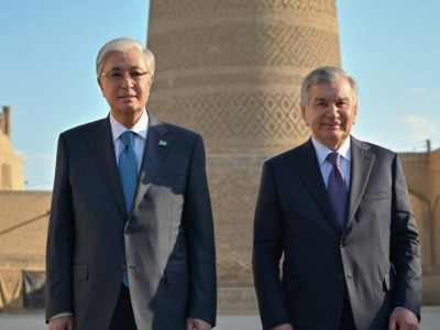 Шавкат Мирзиёев Қасым-Жомарт Тоқаевқа бірқатар тарихи құжатты тапсырды