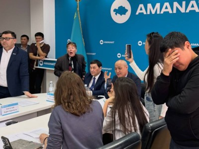 «Бұл –цирк!» – Маңғыстауда AMANAT партиясы сынға қалды