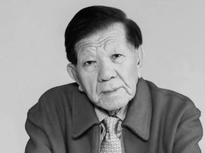 "Рухани тірек болған тұлға": Қырғызстан президенті ақын Мұхтар Шахановтың қазасына байланысты көңіл айтты