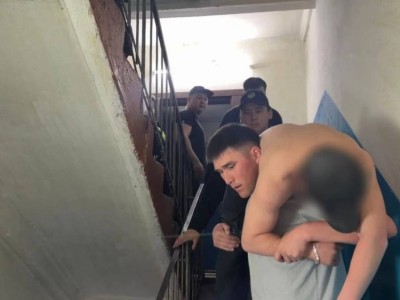 Өскеменде арнайы қызмет сарбаздары ер адамды көпқабатты үйдің төбесінен көтеріп түсірді