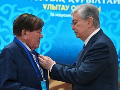 Алматыдағы қоштасу рәсімі: Мәулен Әшімбаев Президент хатын оқыды