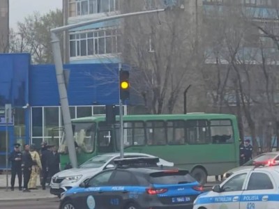 Қарағанды облысында жолаушылар автобусы бағанаға соғылды: зардап шеккендер бар