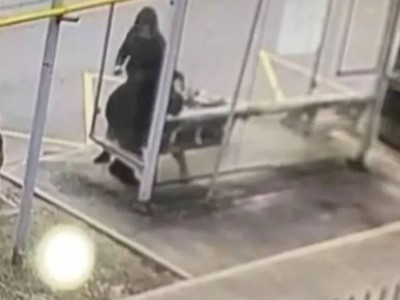Алматыда белгісіз ер адам аялдамада зейнеткер әйелді аяусыз ұрған