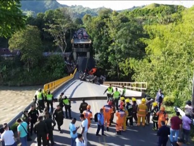 Қала басшылығының қатысуымен ашылып жатқан жаңа көпір опырылып түсті