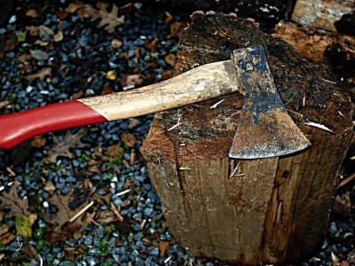 Оқушы әлеуметтік желідегі нұсқау бойынша мектепке балта алып келген